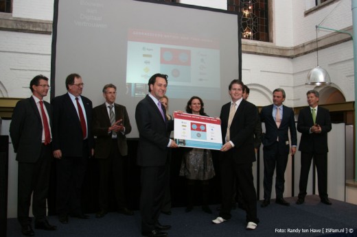 Staatssecretaris Frank Heemskerk ontvangt de NTD van ISP-Connect voorzitter Arnout Veenman