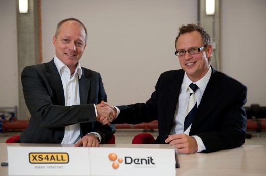  Theo de Vries (links), directeur XS4ALL, ondertekent contract met Edwin Cornelissens (rechts), mede-oprichter en directeur van Denit.